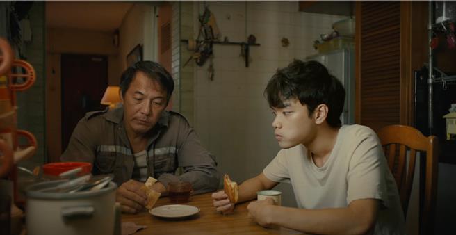 戴立忍（左）在片中是移民到新加坡的藍領工，與陳嘉良演出父子。（飛望影像有限公司提供）