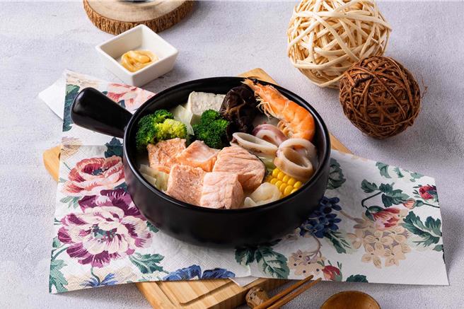 看准国人爱吃锅特性，美威鲑鱼专卖店端出季节限定锅物「味噌牛奶鲑鱼石狩锅」，以鲑鱼搭豚骨汤底及鲜虾、鱿鱼圈等多种配料，打造极具诚意的美馔，338元。（美威鲑鱼提供／朱世凯台北传真）