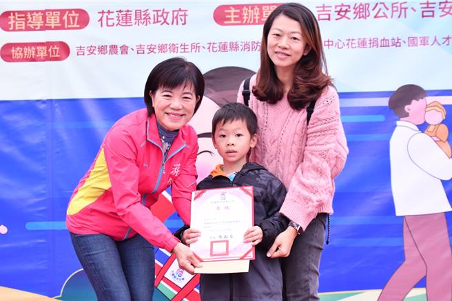 花莲吉安乡民苏于辰（中）年仅6岁，却相当喜欢阅读，去年一整年向乡立图书馆借了551本书，荣登全乡「阅读王」宝座。（吉安乡公所提供／罗亦晽花莲传真）