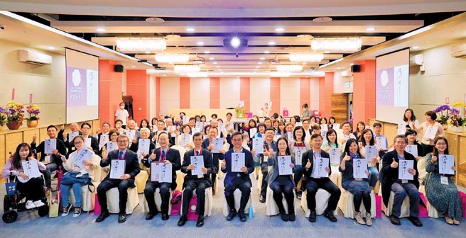 台北市政府教育局认助清寒学生基金会112年11月出版第一本专书《泽与润 责与任 帮助孩子成功-企业的社会责任》，17日举办新书发表会，基金会董事长汤志民（前排中）与来宾们一起手拿着新书欢喜合影。（图／财团法人台北市政府教育局认助清寒学生基金会提供）
