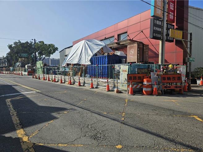 桃園市八德區建國路近幾個月正在施作汙水下水道工程。（桃園市水務局提供／陳夢茹桃園傳真）