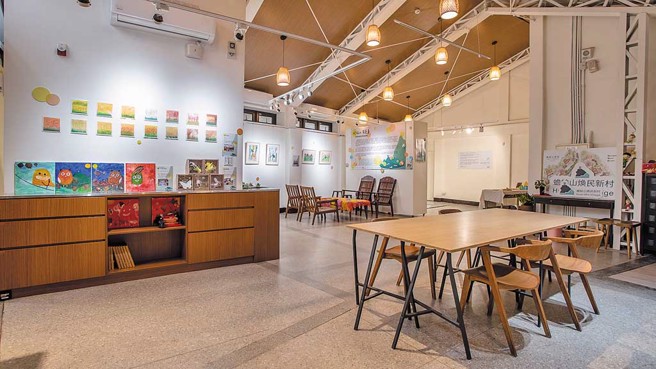 蟾蜍山煥民新村大客廳陳列在地媽媽創作，還設有常設展「我山」展出周邊單位與家山之間的互動。（圖／臺北市文化局提供）