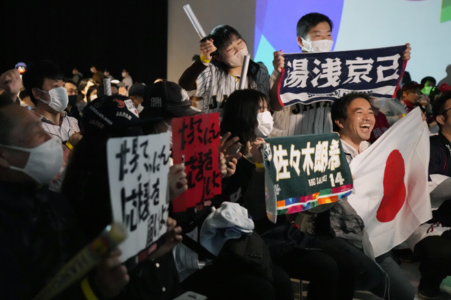 日本粉絲熱情為武士隊應援。（美聯社資料照）