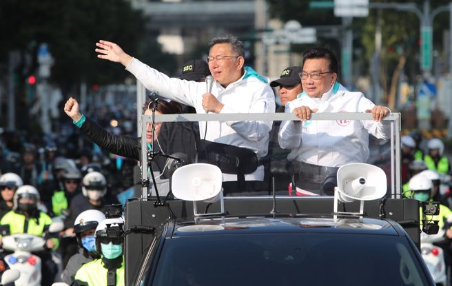 民眾党总统候选人柯文哲(前左)与副总统候选人吴欣盈11日 在台北市区以车队扫街，向民眾恳托拜票。 （郑任南摄）