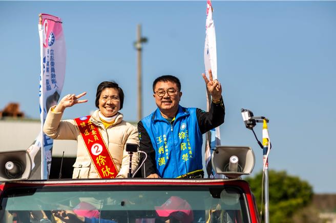 新竹县议会副议长王炳汉（右）「上战车」陪同徐欣莹拜票，深入大街小巷催票。（徐欣莹团队提供／罗浚滨新竹传真）