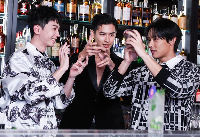 陳玹宇（左起）、黃丞邦、蕭鴻今在酒吧為戲宣傳。（陳俊吉攝）★《中時新聞網》關心您：飲酒過量，有礙健康。酒後不開車，安全有保障！