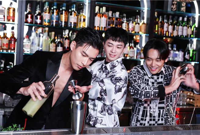 黃丞邦（左起）、陳玹宇、蕭鴻今在酒吧為戲宣傳。（陳俊吉攝）★《中時新聞網》關心您：飲酒過量，有礙健康。酒後不開車，安全有保障！