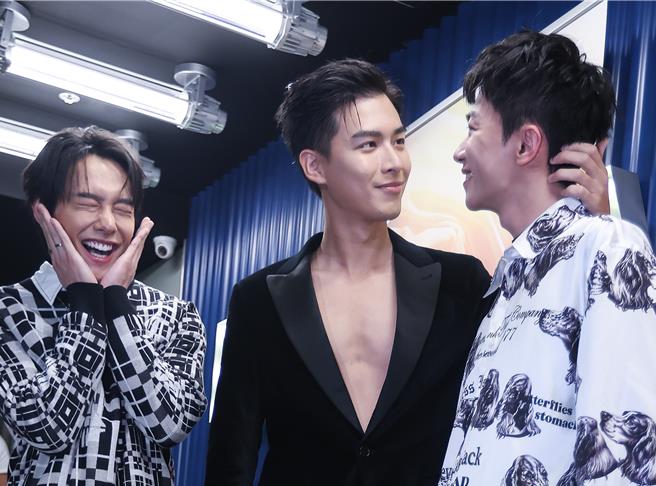 黃丞邦（左二起）、陳玹宇重現劇中親密互動，蕭鴻（左）看了害羞。（陳俊吉攝）