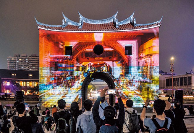 2024台北灯节将再度展演北门光雕，闪耀西区夜晚。图为2020台北灯节。（图／臺北市政府观光传播局提供）