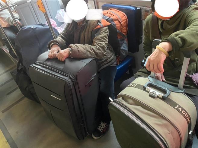 年关将至，南、北乾货需求量大，不少小三通「单帮客」夸张的拖着大量「带货」行李挤公车，造成车上走道阻塞、上下车困难，引发民怨。(图／金门县车船处提供)