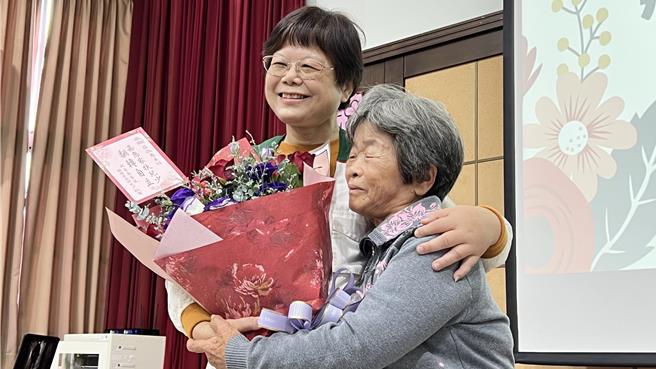 長期投入扶幼行列的北台南家扶中心主任莊淑惠（左）將於16日退休，曾受莊扶助的林蔡玉英阿嬤（右）前來送上祝福。（張毓翎攝）