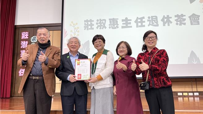 扶幼委員會今天辦理退休感恩茶會，邀請義工、自立青年、自立家庭、捐款人等回娘家與莊淑惠（中）歡聚敍舊。（張毓翎攝）