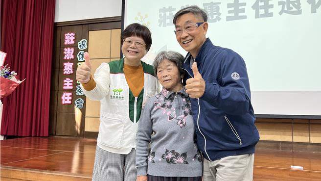 與莊淑惠共事多年的前北台南家扶中心主任周明泉（右）回憶，莊畢業即到家扶服務，對於扶幼工作，她擁有無限的熱忱。（張毓翎攝）