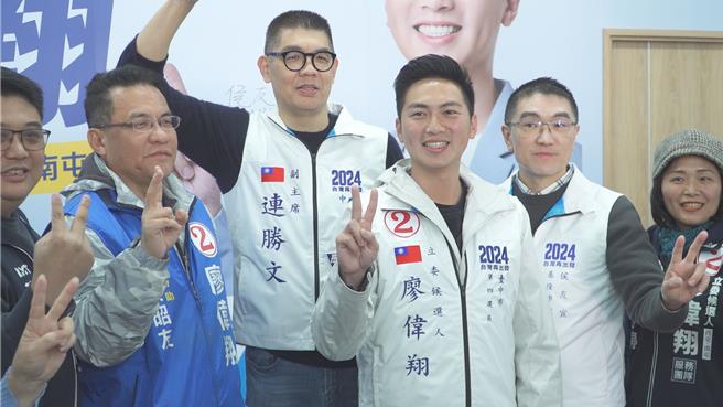 廖偉翔今天邀請國民黨副主席連勝文、基隆市長謝國樑前來車掃拉抬聲勢。（張亦惠攝）