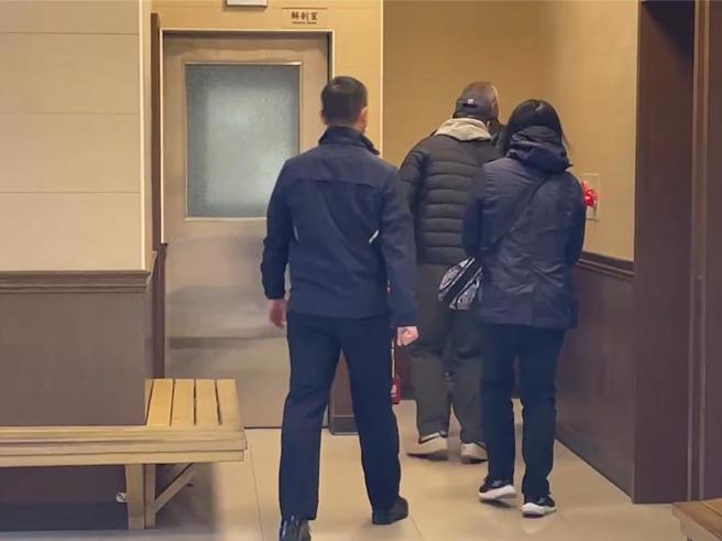 李姓警员从澎湖赶来，今日上午到场协助相验。（图 / 民眾提供）