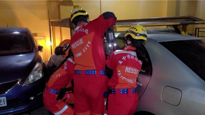 台中市西区向上路一段某大楼地下停车场，11日下午2点多惊传女子遭机械车位夹住事故，消防人员费了10多分钟协助脱困，经送医抢救仍宣告不治。（民眾提供／王煌忠台中传真）