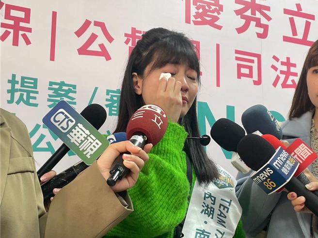 高嘉瑜选后在脸书贴出一段唱「无言花」的影片，也透露选举完体重瘦到46.3公斤。图为高嘉瑜选前受访时落泪。（资料照/刘彦宜摄）