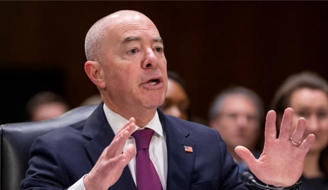 美國國土安全部部長亞歷杭德羅·馬約卡斯(Alejandro Mayorkas)。（美聯社）