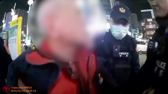 警方獲報到場，立刻將他保護管束帶返派出所。（翻攝畫面）