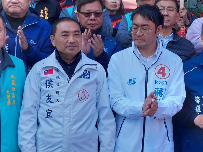 国民党总统候选人侯友宜（左）认为现今政府对《海峡两岸经济合作架构协议》（ECFA）的依赖度仍高达35％，希望台湾能放眼全球，大陆是我们的市场，大家一起拚经济过好日子，把政治味道降到最低。（陈慰慈摄）