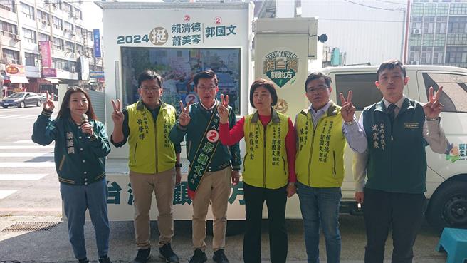 民進黨台南市立委二選區現任立委郭國文（左三）11日在佳里區競選總部喊出「搶救」固票，來自各區的民進黨台南市議員出面相挺。（程炳璋攝）