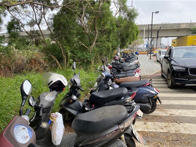 網友分享一張圖片，只見有妹子站在機車正後方立中柱，引起網友討論怎麼會用這麼奇怪的姿勢停車，但台北人卻認為這應該是必備技能才對。（示意圖／徐其萬提供／蔡明亘桃園傳真）