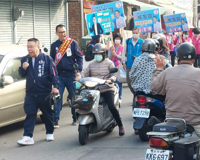 国民党周宏昌（左二）则是有大新营区资深市议员蔡育辉（左一）助阵，蔡化身获「不断电助讲机」，全力为蓝营争取选票。（周宏昌竞选团队提供／张毓翎台南传真）