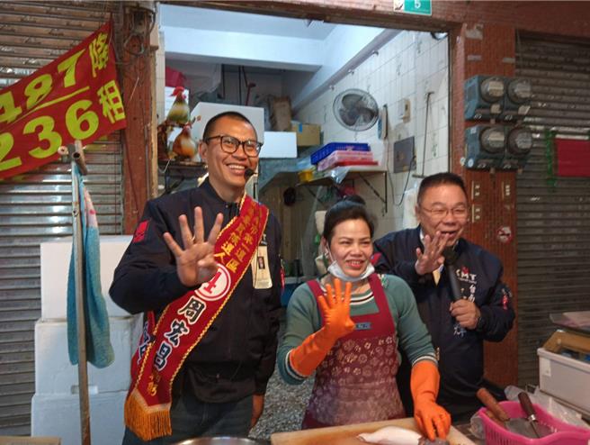 周宏昌（左一）连日在蔡育辉（右一）的陪同下，穿梭选区内的各大市场、路口、夜市拜票。（周宏昌竞选团队提供／张毓翎台南传真）