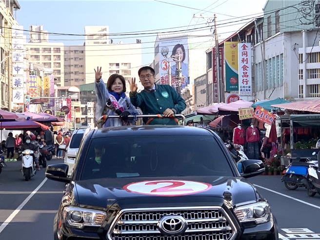 台南市立委一选区蓝、绿候选人11日各自展开车队扫街，民进党赖惠员（左）打出「市长牌」，一早与台南市长黄伟哲（右）合体在溪北地区马拉松式车扫。（赖惠员竞选团队提供／张毓翎台南传真）