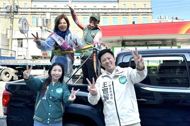 台南市议员王宣贸（右一）、沈家凤（右二）和蔡丽青（右四）来力挺赖惠员（右三），陪同赖扫街。（赖惠员竞选团队提供／张毓翎台南传真）