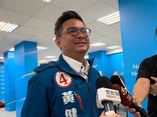 民进党台中五选区立委候选人庄竞程服务处日前收到北屯民眾反映，民进党「三票挺台湾」的传单上，区域立委号码非庄竞程抽到的7号而是国民党对手黄健豪抽中的4号，担心其他支持者被误导；黄健豪表示，文宣不是他发的。（潘虹恩摄）