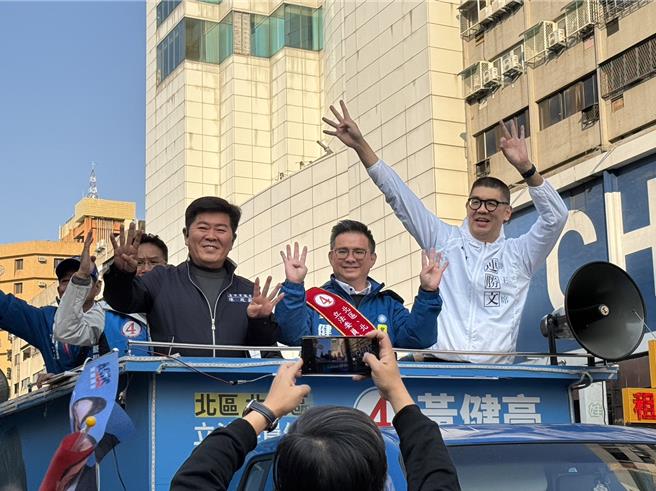 国民党副主席连胜文（右）11日下午陪同台中五选区立委候选人黄健豪（右）车扫，连胜文表示，大家愈选笑容愈多、开心，对手面貌愈来愈气，感觉翻转的气势都起来了，充满信心。（潘虹恩摄）