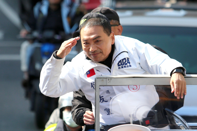 對於明天板橋的選前之夜造勢未邀請前總統馬英九，國民黨總統候選人侯友宜（左）表示，選前之夜尊重黨中央跟競選總部的規畫。國民黨總統候選人侯友宜（見圖）11日在黨主席朱立倫的陪同下，在新北市蘆洲市區車隊掃街，在選戰最後關頭衝刺選情。（黃世麒攝）