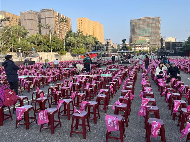 赖清德「凯道护国之夜」今晚登场 3时许民眾陆续抵达。曾薏苹摄