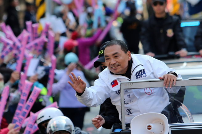 國民黨總統候選人侯友宜（見圖）11日在黨主席朱立倫的陪同下，在新北市蘆洲市區車隊掃街，在選戰最後關頭衝刺選情。（黃世麒攝）