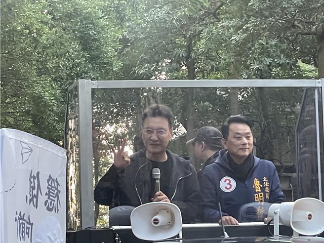 國民黨副總統候選人趙少康（左），11日陪同桃市三選區立委候選人魯明哲（右）車隊掃街拜票。（呂筱蟬攝）