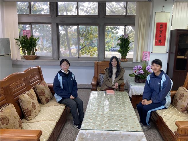 台中市立新社高中学生周怡廷（右）、蔡晨虹（左）透过特殊选才，如愿录取国立大学，2人开心与校长林怡君（中）合影。（陈淑娥摄）