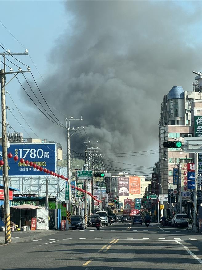 台南市新市区便当店，造成浓烟窜烧，附近的新市国小学童紧急躲进教室戴上口罩应变。（读者提供／程炳璋台南传真）