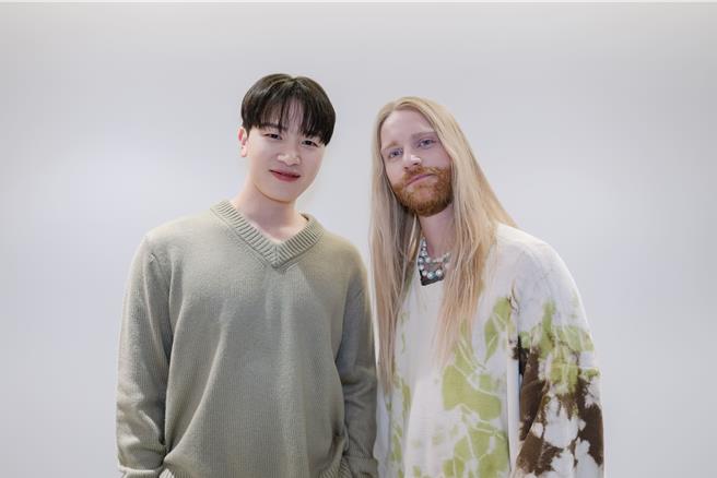 金珉硕（左）与山姆莱德一起演唱数位单曲〈BACK IN LOVE〉。（华纳音乐提供）
