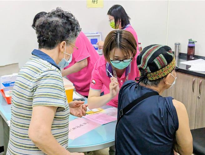 由于近来新冠併发症个案明显增加，基隆市卫生局呼吁民眾即使是青壮年，也应接受新冠XBB疫苗接种，以提升保护力。（张志康摄）