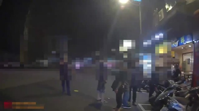 热炒店饮酒爆发衝突，警方到场处理竟遭醉男攻击。（翻摄画面）