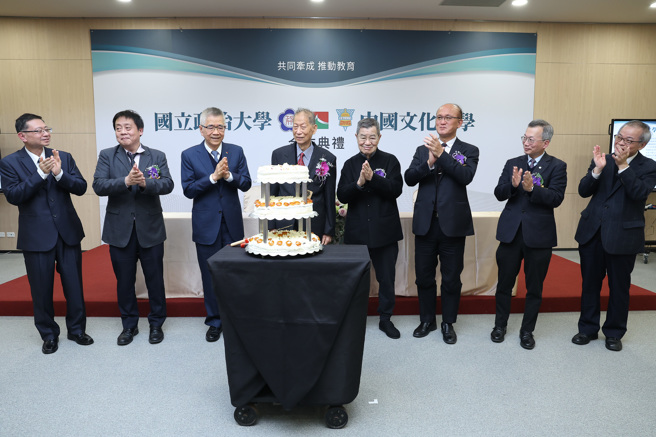 信義企業集團創辦人周俊吉（左三）感念就讀中國文化大學期間王寶輝教授（左四）的照顧，牽成三方合作，培育國家法律人才。(圖/信義房屋 提供)