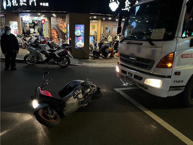 大貨車煞車不及，撞及前方機車。（民眾提供）
