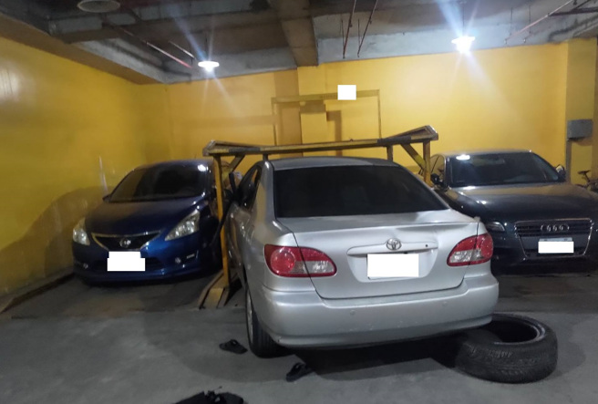 台中市西区向上路一段某大楼地下停车场，11日下午2点多惊传女子遭机械车位夹住事故，消防人员费了10多分钟协助脱困，经送医抢救仍宣告不治。（民眾提供／王煌忠台中传真）