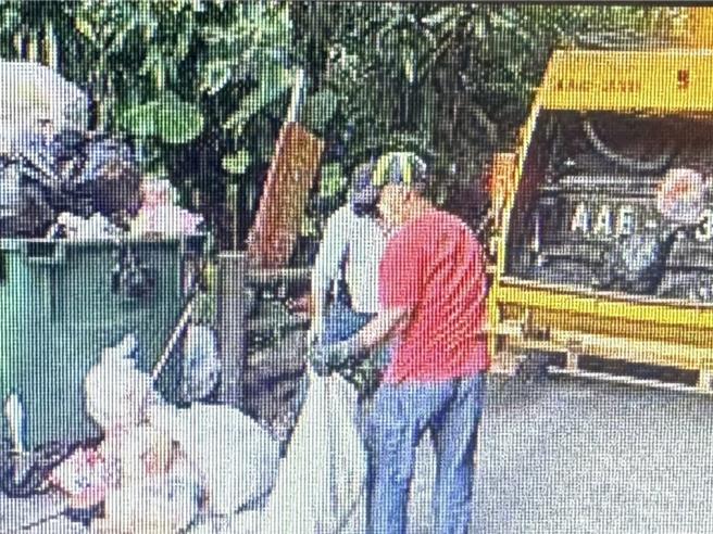 基隆市玛陵山区地广人稀，基隆市环境保护局为方便当地居民丢置家用垃圾，于居民集中定点设置25个环保垃圾子母车，歷经1年埋伏稽查配合科技执法，共查获20起任意倾倒案件，其中半数为外县市车辆弃置垃圾，全数依法开单告发。图为稽查队人员埋伏稽查配合科技执法。（基隆市环保局提供／徐佑升基隆传真）