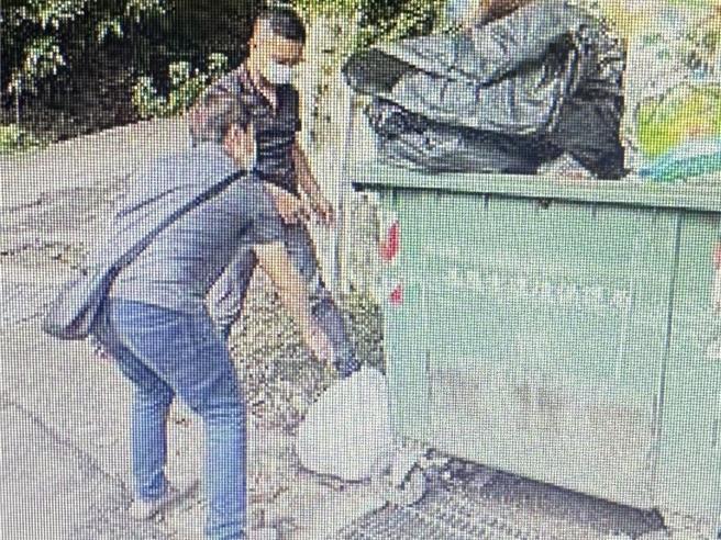 基隆市玛陵山区地广人稀，基隆市环境保护局为方便当地居民丢置家用垃圾，于居民集中定点设置25个环保垃圾子母车，歷经1年埋伏稽查配合科技执法，共查获20起任意倾倒案件，其中半数为外县市车辆弃置垃圾，全数依法开单告发。图为稽查队人员埋伏稽查配合科技执法。（基隆市环保局提供／徐佑升基隆传真）