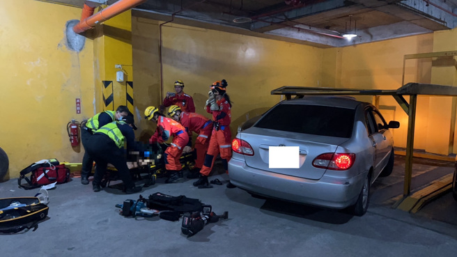 台中市西区向上路一段某大楼地下停车场，11日下午2点多惊传女子遭机械车位夹住事故，消防人员费了10多分钟协助脱困，经送医抢救仍宣告不治。（民眾提供／王煌忠台中传真）