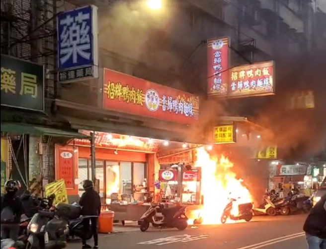 鸭肉店当时瓦斯桶被撞倒后就发生大火。（民眾提供）