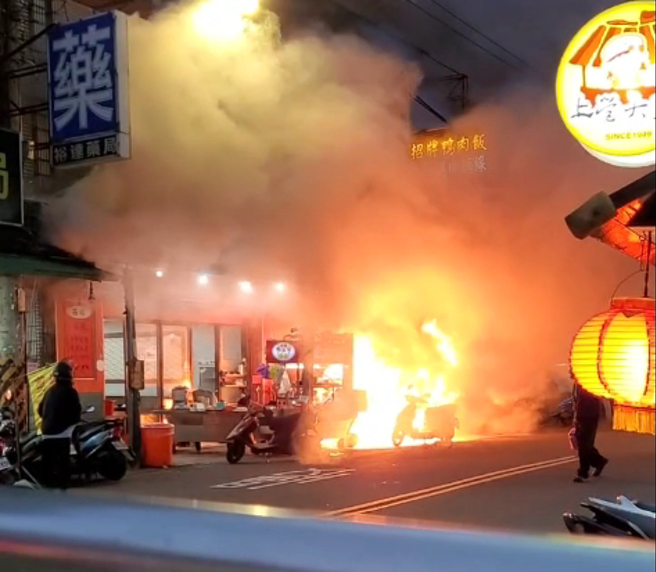 鸭肉店当时瓦斯桶被撞倒后就发生大火。（民眾提供）