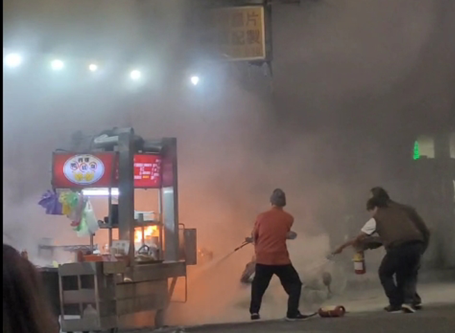 附近民眾纷纷拿出灭火器出来帮忙灭火。（民眾提供）